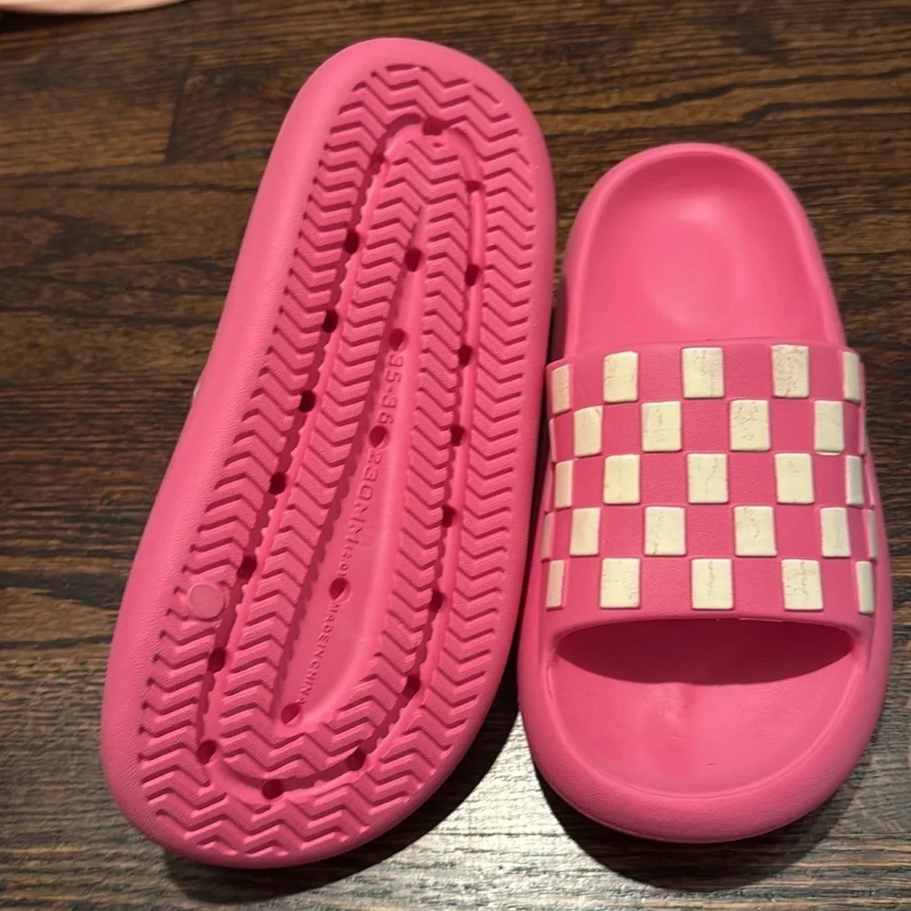 Kids Pink Slide Sandals comparable to 3.5-4.5 US shoe size